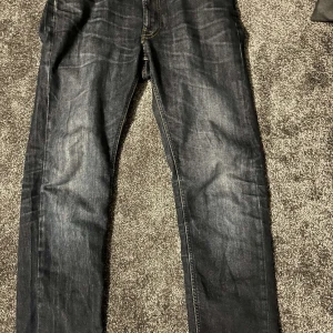 Blå jeans Lee - Säljer dessa feta byxor från Lee. Bra skick men med lite slitningar på fickorna. Hör av er för frågor😁  Längd på modellen: 183cm