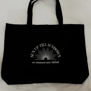 Tygväska från bikbok - Helt oanvänd tygväska från Bikbok. Säljer eftersom jag inte använder den. Nypris:299 säljer den för 150kr.  Rök och djurfritt hem.