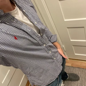 Ralph lauren skjorta - Raffe skjorta i mycket bra skick. Inga defekter. Storlek S. Killen på bilden är 182. 