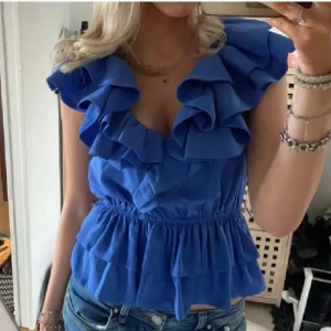 Hm blus - Säljer denna trendiga volang blus som ej går att köpa längre💞 Storlek M men passa även S