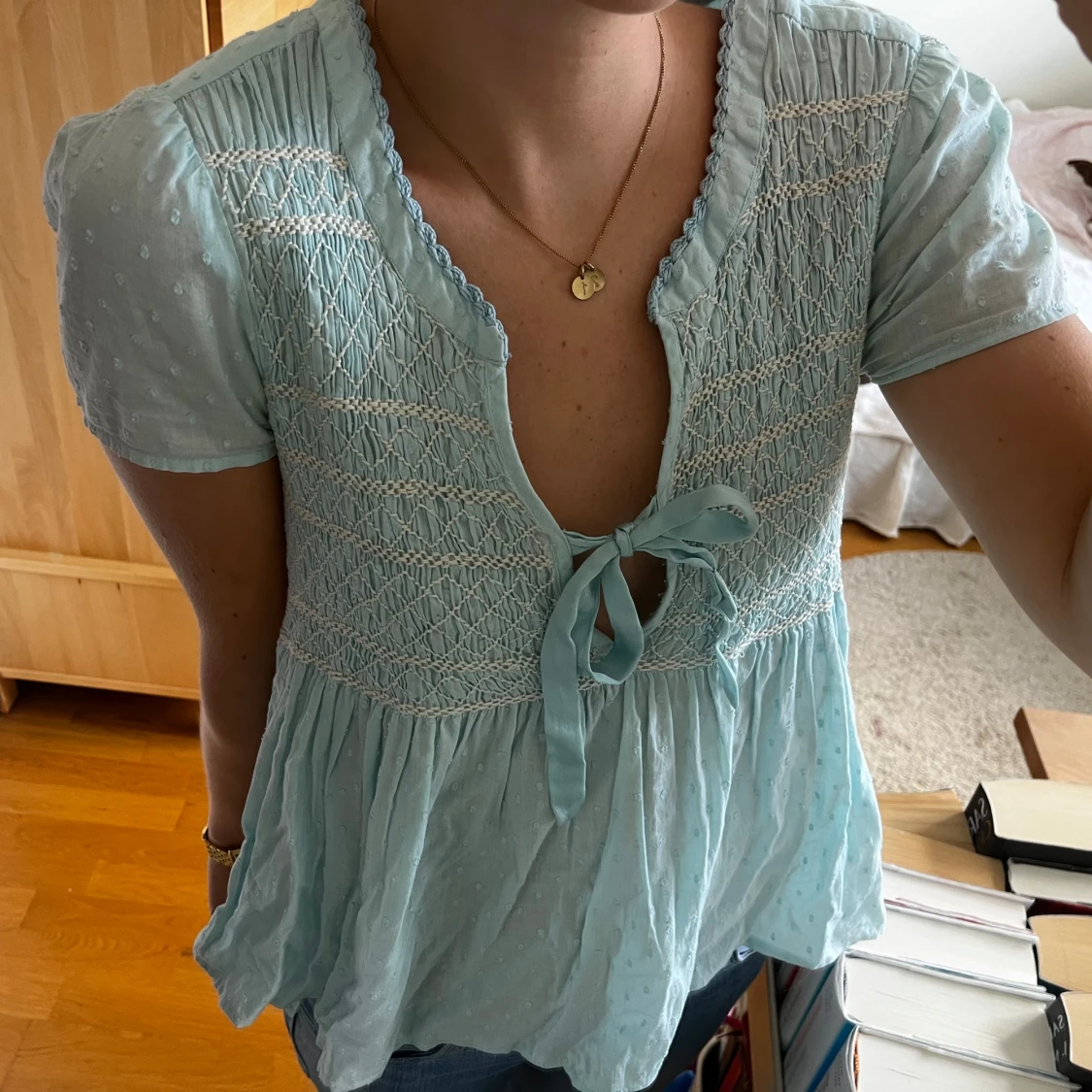 Ljusblå blus med spetsdetaljer