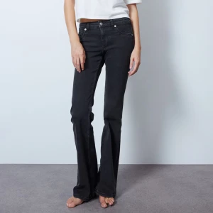 Lågmidjade jeans  - Säljer nu dessa supersnygga lågmidjade jeans från hm, slutsåld i storlek 34💕