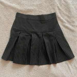 randig svart kjol - har använts flera gånger men är i jättebra skick