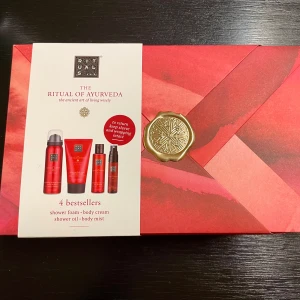 *NY*The Ritual of Ayurveda - Small Gift Set  - Detta underbara gåvoset är en perfekt present till en vän, familjemedlem eller till dig själv! Innehåller duschskum(50 ml)duscholja(75 ml),doftspray(20 ml) och kroppskräm(70 ml) Uppnå harmoni med dessa lugnande produkter. 