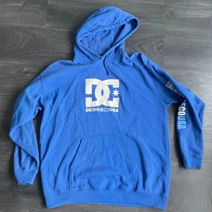 Blå DC hoodie - Snyggg vintage DC hoodie👽🔥 pris kan diskuteras 💯