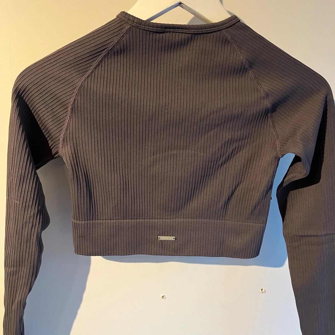 Grå ribbad croppad tröja från Aim'n - 90