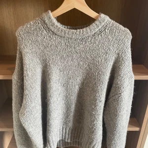 Stickad tröja  - Jättefin stickad grå tröja från zara 