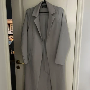 Grå kappa utan band - Snygg och stilren grå kappa utan band