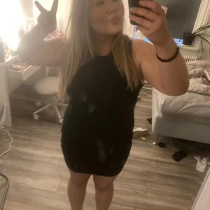 Svart ärmlös klänning från Bik Bok - Säljer en svart tajt klänning från Bikbok. Jag har använt den 1 gång så den är i bra skick. Det är ett litet hål i nacken där jag klippt bort lappen. 