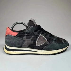 Philippe model  - Säljer nu dessa feta phillipe model trpz för endast 1500kr. Inga defekter och perfekta skor nu när det fortfarande är blött ute. Skorna är i stl 41 men passar och för 42. Priset är ej hugget i sten och hör av dig under minsta fundering.