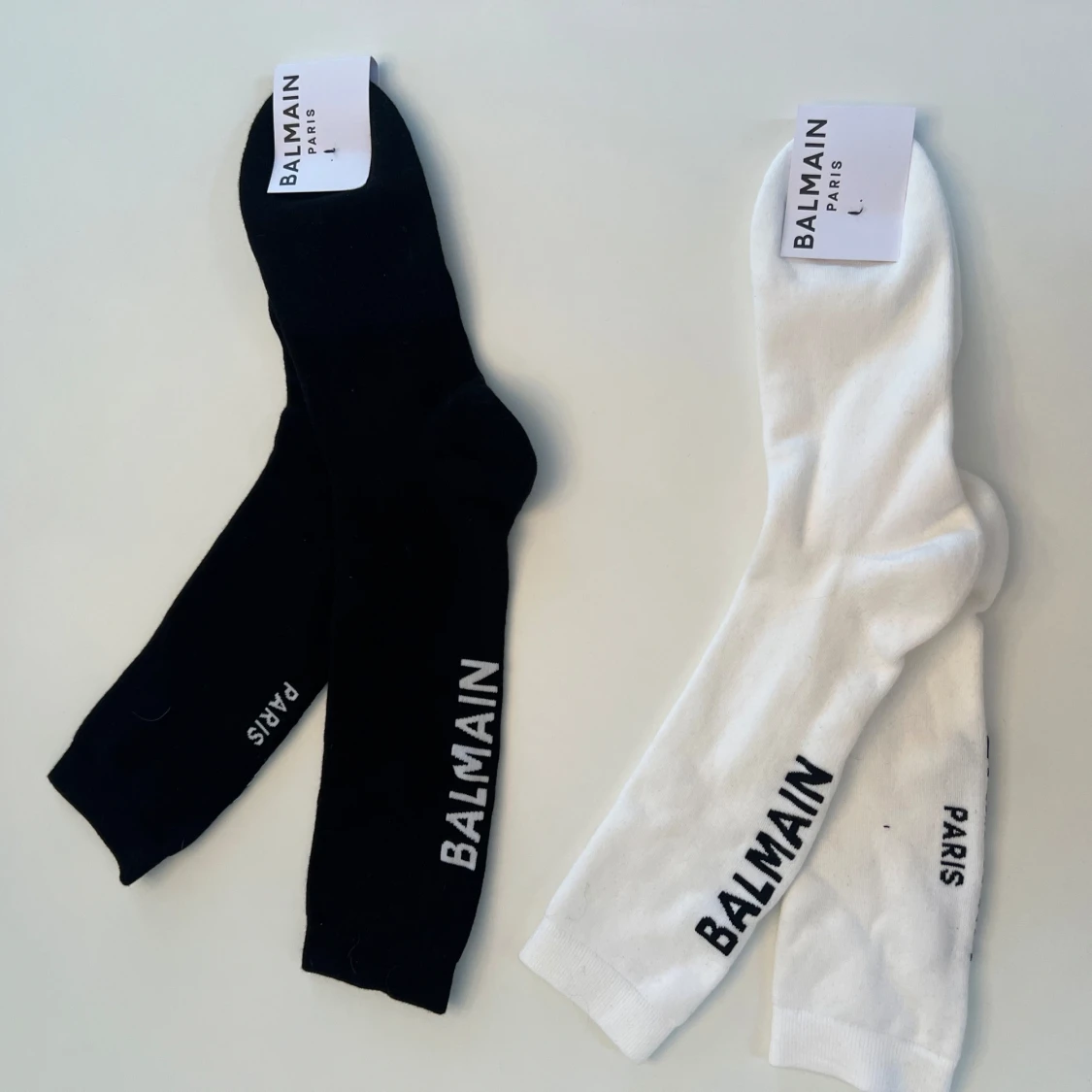 Svarta och vita strumpor från Balmain