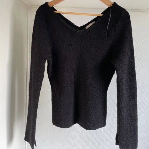 Svart stickad tröja L - Säljer en stilren svart stickad tröja med v-ringning. Tröjan har långa ärmar och en mjuk textur, perfekt för kyligare dagar. Passar bra till både jeans och kjol. Hör av dig vid intresse!