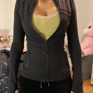 Lululemon  -  Säljer min lululemon I storlek 2 då den är för liten för mig kommer sälja för 1200kr men kan nog gå ner för snabb pris. Den är skitsnygg fick den i julklapp men kan inte lämna tillbaka då det redan har gått 30 dagar. Skit snygg då den går ihop med allt🥰