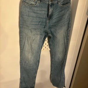 Blå jeans - Blå jeans med lös passform och botcut med slits.