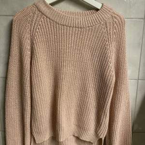Säljer en mysig beige stickad tröja från Lindex för barn i storlek 146/152. Tröjan har en rund halsringning och långa ärmar, perfekt för kyligare dagar. Den är tillverkad i ett mjukt och bekvämt material som håller värmen bra. Perfekt för höst och vinter! 🍂❄️