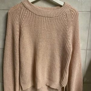 Beige stickad tröja från Lindex - Säljer en mysig beige stickad tröja från Lindex för barn i storlek 146/152. Tröjan har en rund halsringning och långa ärmar, perfekt för kyligare dagar. Den är tillverkad i ett mjukt och bekvämt material som håller värmen bra. Perfekt för höst och vinter! 🍂❄️