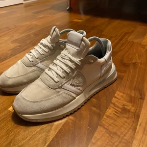  Philippe Model trpx - Fräscha skor från Philippe model med en beige färg och vita snören med storlek 42 men passar 43 priser är ej fast spikat så hör bara av er