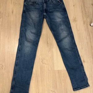 Blå jeans från Replay - Snygga blå jeans från Replay med klassisk femficksdesign och knappgylf. Säljer dessa eftersom att dem inte kom till användning mer än 5-6 gånger efter jag köpte dem. Dem är även lite för korta för mig. Tveka inte att höra av er vid intresse.