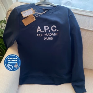 A.P.C Tröja - Fet tröja från A.P.C | Skick: 10/10, Helt ny | Storlek: S ~ Modell är 178cm & väger 69kg | Nypris 2200kr, vårat är 1049kr | Skriv vid fundering 💭 Med vänlig hälsning Walk-in Fashion 😁