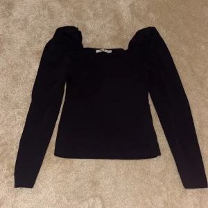 Långärmad topp med puffärmar  - Jätte snygg långärmad topp med puffärmar. Knappt använd och i nyskick. 🩷🩷