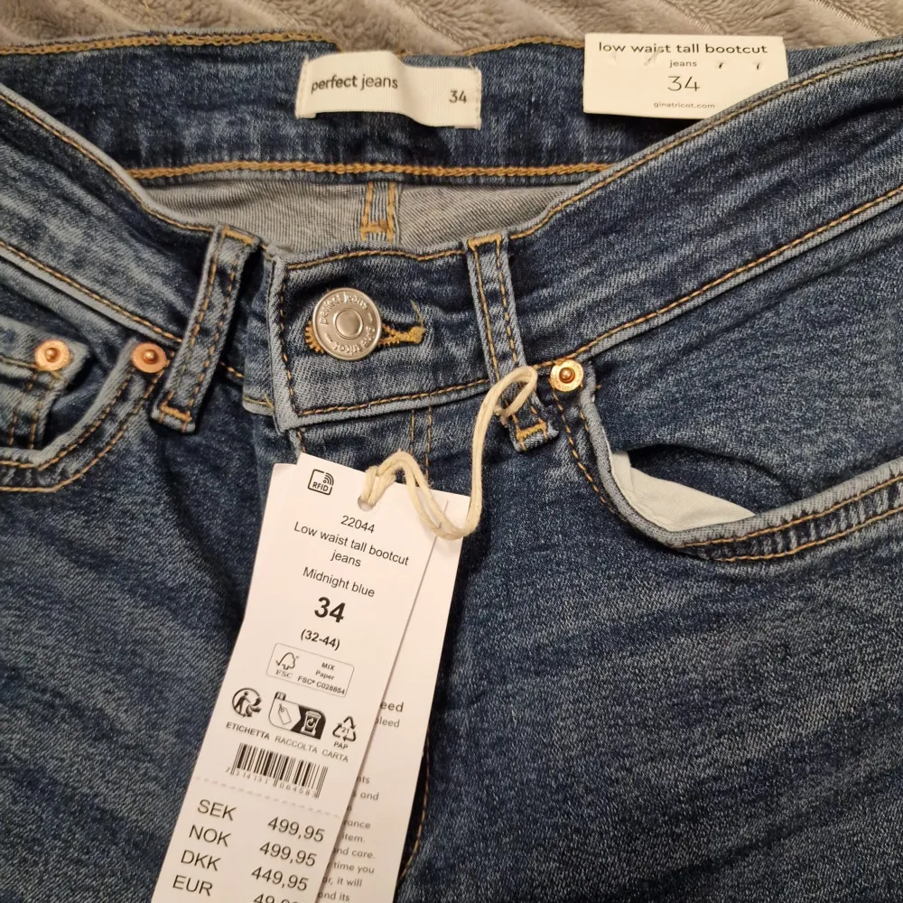 Snygga blå bootcut jeans från Perfect Jeans i modellen 'low waist tall bootcut'. De är köpta från gina tricot och har en klassisk femficksdesign och en låg midja. . Farkut & Housut.