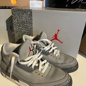 Jordan 3 Wolf Grey - Jordan 3 Wolf Grey strl 42,5 i fin fint skick, 8,5/10. Allt OG medföljer. Äkta såklart. DM vid fler frågor/bilder‼️Pris kan diskuteras 