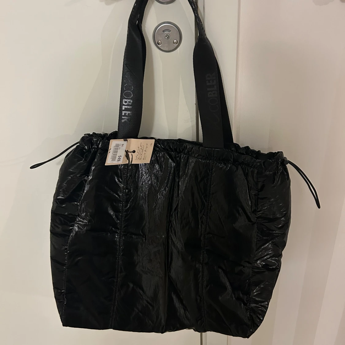 Med prislapp axelväska från K.Cobler