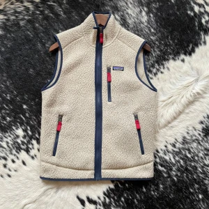 Patagonia vest - En eftertraktad patagonia vest i så gott som nytt skick. Storlek S. Hör av dig vid frågor eller om det behövs fler bilder. MVH Båstad pluggen.