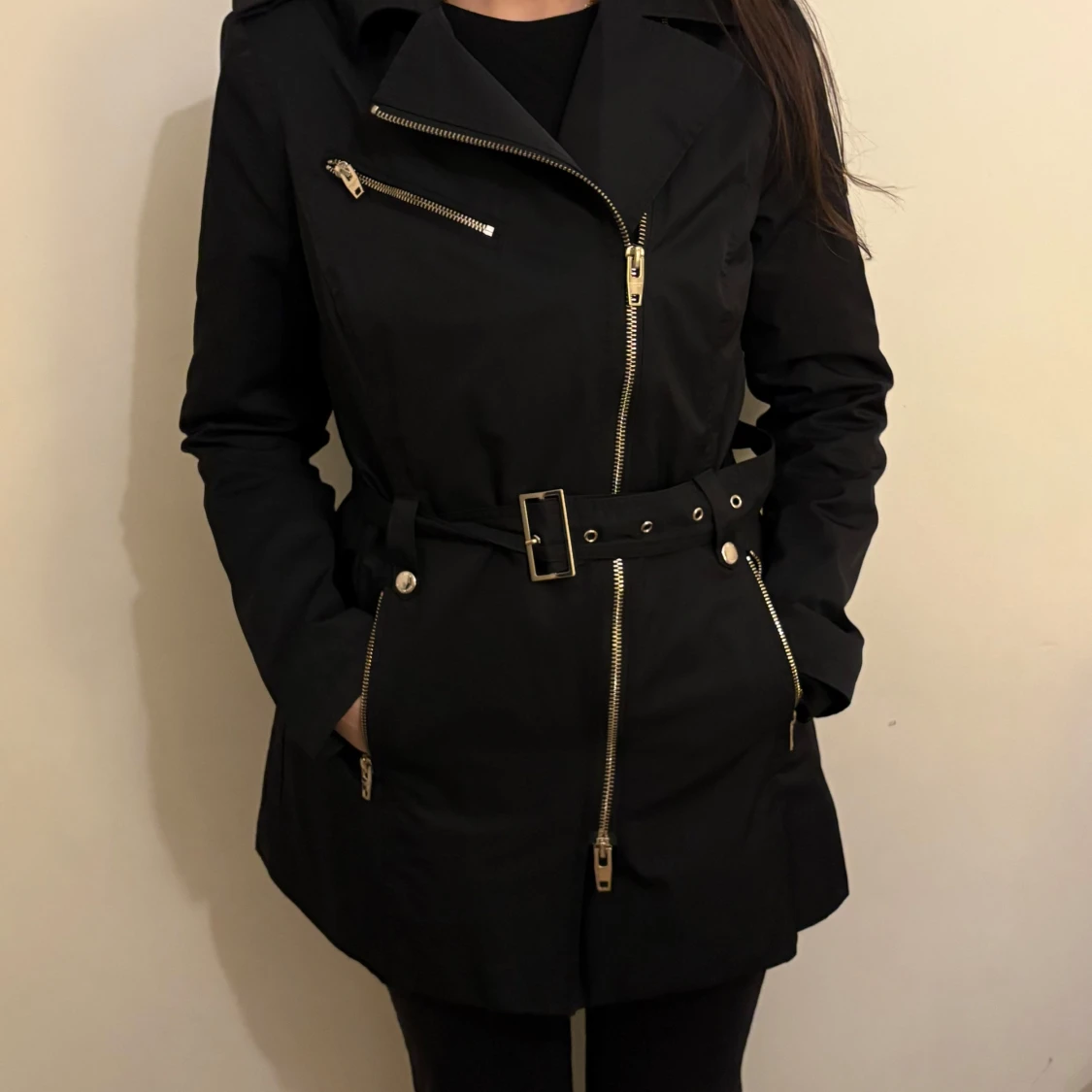 Svart trenchcoat med bälte