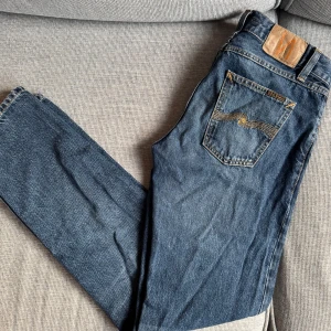 Nudie Jeans W29 - Säljer ett par klassiska blå jeans från Nudie Jeans i slim fit. Jeansen är näst intill oanvända och köptes förra året för 1600. De är i storlek 29/32, och modellen heter Gritty Jackson och tvätten är Blue state. Skriv om du har frågor!