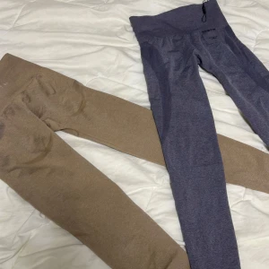 Två par leggings i beige och grått - Säljer två par oanvända leggings från NVGTN med lappen kvar. 350kr styck. Ett i beige och ett i grått. De är högmidjade och har en tight passform, perfekta för träning eller en avslappnad dag. 