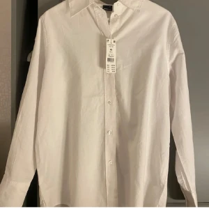 Vit oversized skjorta - Helt ny med prislapp från Gina tricot i storlek XS