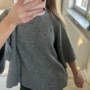 Kortärmad tröja - Fin lite mer kortärmad tröja från lager 157, knappt använd ❤️