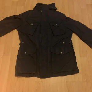Woolrich jacka - Säljer denna tvär feta Woolrich jackan i väldigt bra skick. Om ni har fler frågor så är de bara att fråga och priset kan diskuteras vid snabb affär 