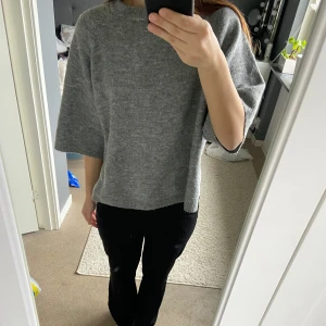 Grå tröja från lager 157 - Säljer en stilren grå tröja från lager 157 i storlek S. Tröjan har en lös passform med trekvartsärmar och är tillverkad i ett mjukt material. Perfekt för en avslappnad look 💞