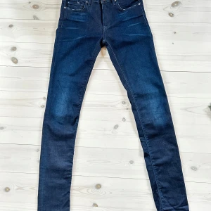 Replay hyperflex - Snygga mörkblå jeans från Replay, med skönt hyperflex material. Är inte särkilt andvända så är i bra skick. Slitaget på fickorna är endast design. Och otroligt snyggt med ett silver glensande replay R. Storlek 27w 32L och modell new luz. 