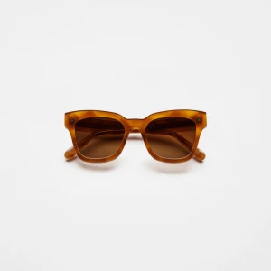 Chimi solglasögon  Havana- 07 modell - Snygga solglasögon i en klassisk Havana-stil med fyrkantig form. Bågarna är bruna och har en stilren design. Modellen är 07 och färgen havana. Jätte fint skick men några super små repor på vissa ställen 