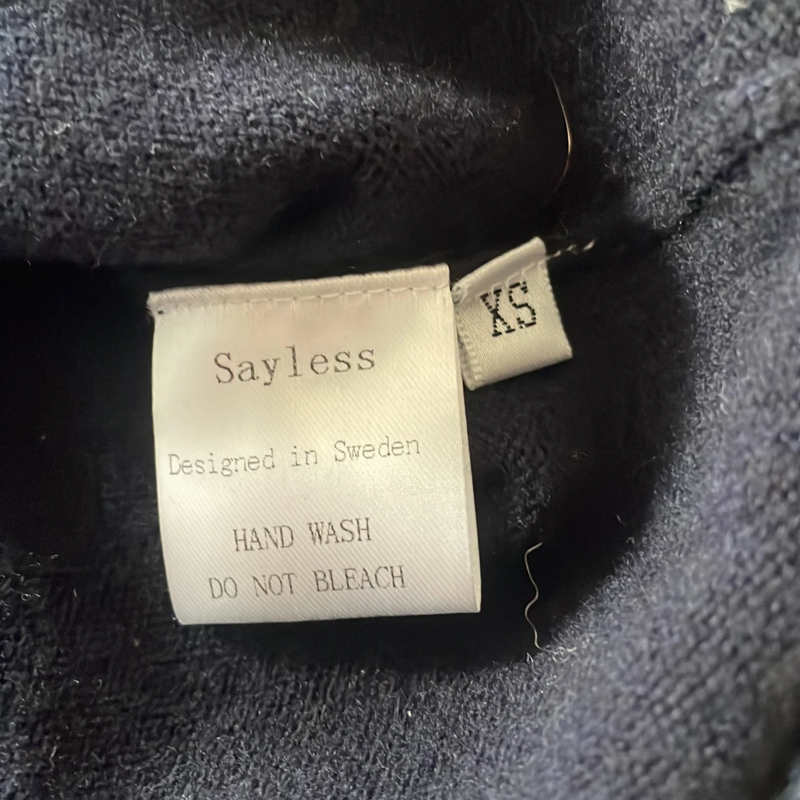 Mörkblå  cashmere hoodie från Sayless - 92