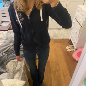Mörkblå hoodie från Henri Lloyd - Intresse koll på min snygga luvtröja från Henri Llyod. Om ni är intresserade, vill lägga ett bud eller har några frågor får ni gärna kontakta mig💕