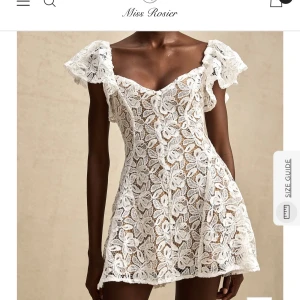 Vit spetsklänning från Miss Rosier - Säljer en söt vit spetsklänning från Miss Rosier med korta ärmar och v-ringad design. Klänningen har ett vackert blommigt mönster och en kort längd som ger en romantisk känsla. Perfekt för sommarens alla tillfällen! 🌸hudfärgad underklänning under spetsen. storlek S aldrig använd med lappar kvar, nypris 1705 kr