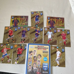 FIFA 365 Limited Edition fotbollskort 2 kort =100kr - Samling av FIFA 365 Limited Edition fotbollskort från Panini. Inkluderar kort med spelare i olika lagtröjor, som Barcelona och PSG. Perfekt för samlare av fotbollsmemorabilia. 2 kort för 100 kr man väljer proviant till mig vilka man vill köpa