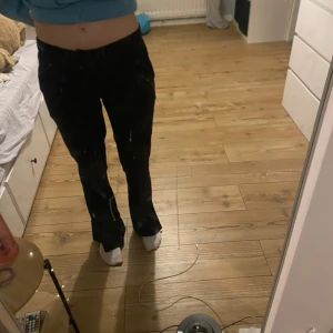 Kostymbyxor - Snygga svarta byxor med slits vid anklarna. Perfekta för en stilren look. Lite nopprig på baksidan men inget man läger mycket märke till