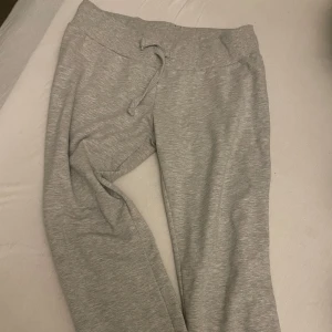 Lågmidjade mjukisbyxor  - Lågmidjade mjukisbyxor från Nelly som ej kmr till använding💕