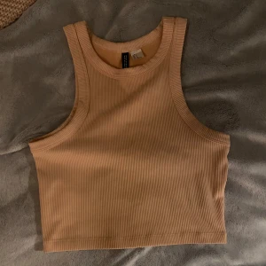 Ribbat aprikost linne  - Ribbat aprikost linne från divided 💕 väldigt mjukt material men det är lite för kort för mig 💓💓Hör av dig om du undrar något! 💞⭐️