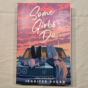 Some Girls Do - Boken 'Some Girls Do' av Jennifer Dugan handlar om Morgan, en atlet, och Ruby, en bilentusiast, som dras till varandra trots sina olika världar. En berättelse om kärlek och identitet, där de måste övervinna sina egna hinder för att vara tillsammans. Boken är på engelska.
