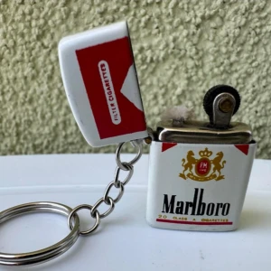 Vintage Unik Mycket Sällsynt Marlboro zippo Metalltändare med Nyckelring Cigarette Paket mini - Vintage Unik Mycket Sällsynt Mini Marlboro Bensinhållare Metalltändare med Nyckelring  En fantastisk och sällsynt tändare från 1980-talet, tillverkad i metall. Perfekt att använda som keychain. 