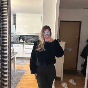 Svart pälsjacka från Orion London - Säljer en elegant svart pälsjacka från Orion London. Jackan har en lyxig känsla med sin mjuka textur och är perfekt för att hålla sig varm och stilren. Den har långa ärmar och en klassisk passform. Perfekt för att lyfta vilken outfit som helst. HELT OANVÄND MED PRISLAPP. 