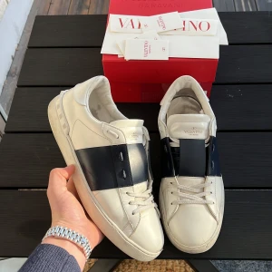 Valentino open - Säljer dessa extremt feta valentino opens navy blå!! Storlek 45. Nypris 7200kr! Mitt pris 2799!  Skick 9/10!! Vad ingår? Box, kort,kyvärr, kvitto👍🏻. Kan gå ner i pris vid snabb affär! Hör av dig vid minsta fundering 🙌