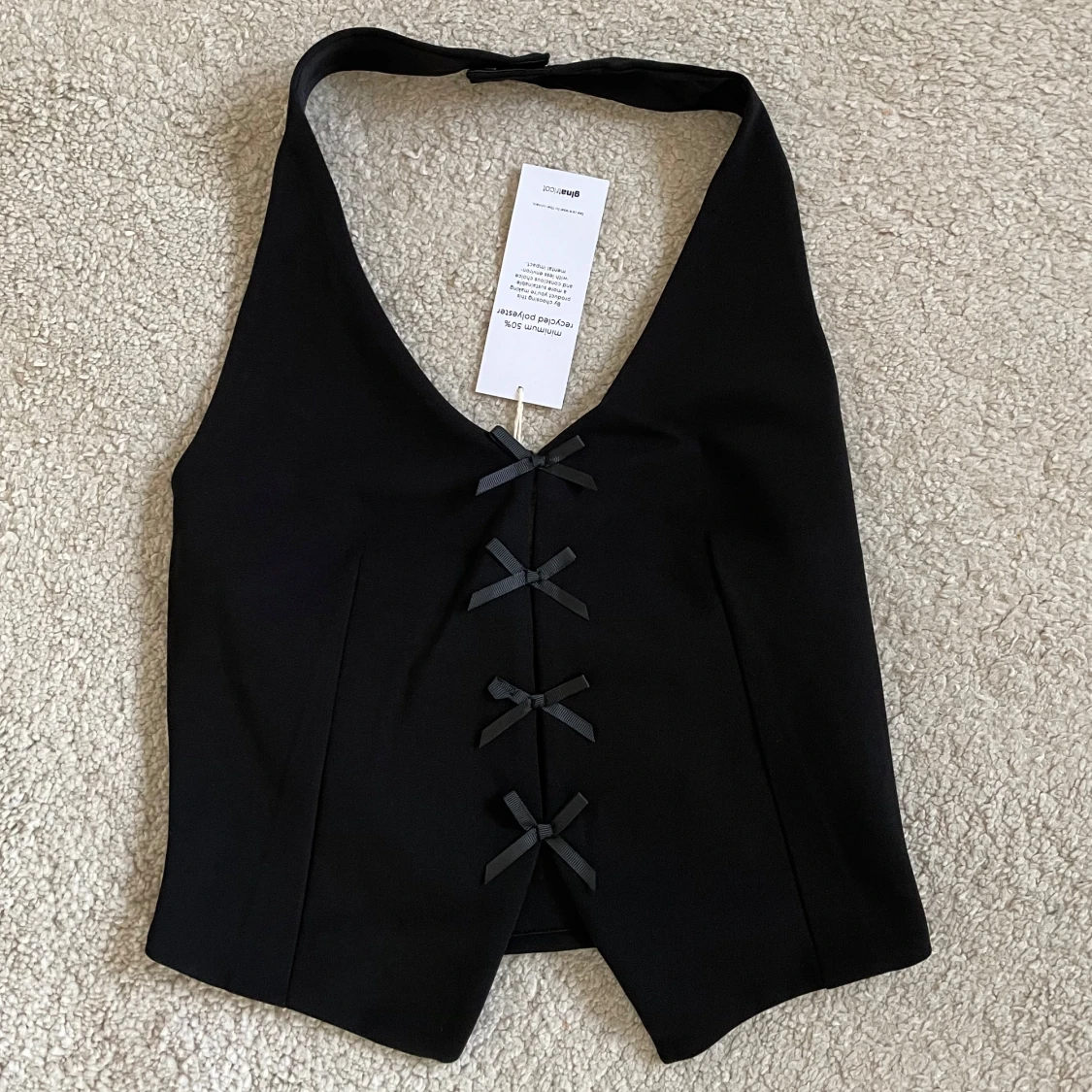 Svart väst med rosetter M oanvänd  - 91