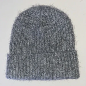 Grå stickad mössa - Säljer en mysig grå stickad mössa perfekt för kyliga dagar. Den har en ribbad design som ger en stilren look och passar bra till olika outfits. Mössan är one size och passar de flesta huvudstorlekar.